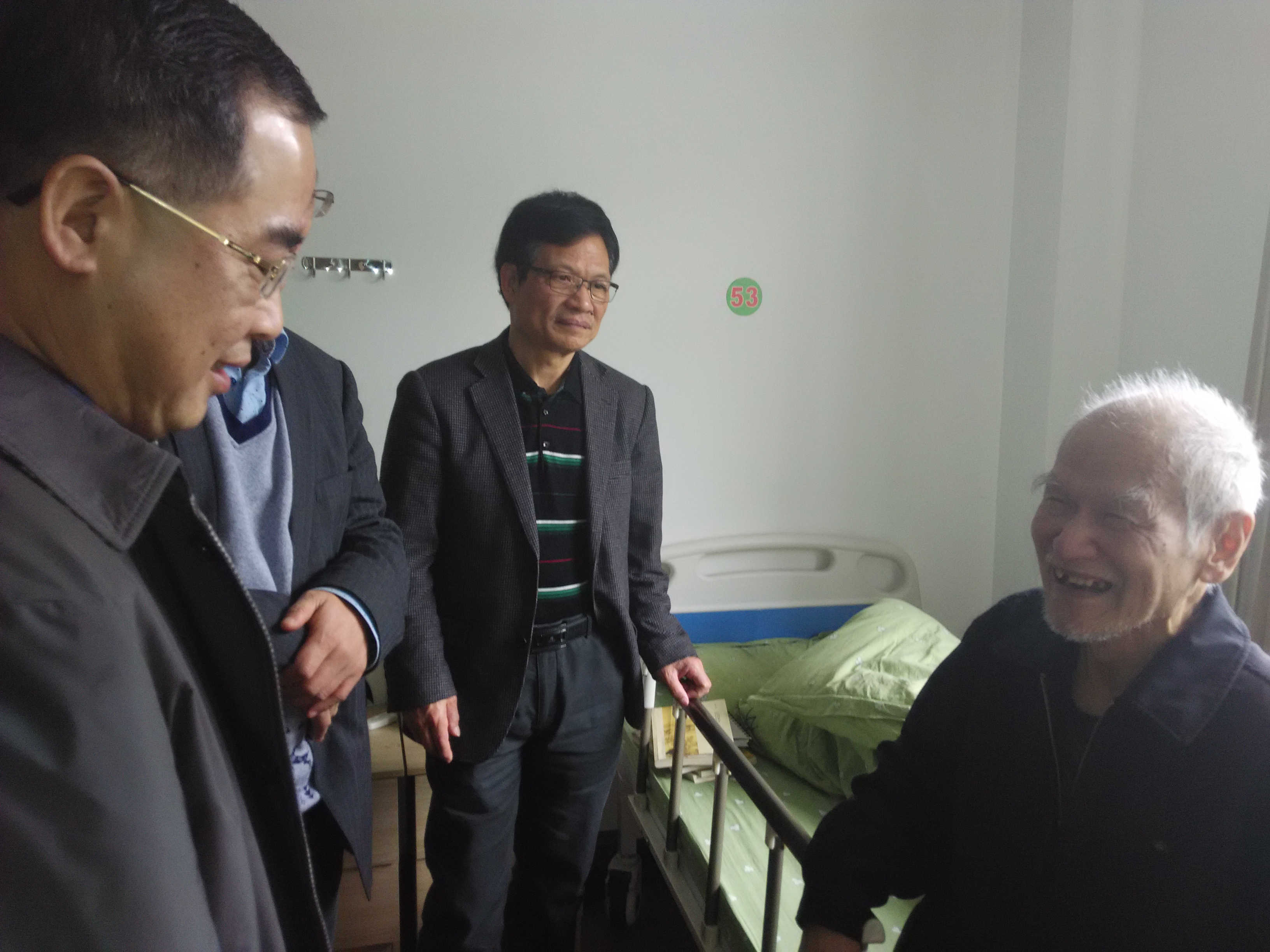 人文学院领导到养老院看望张次曼老师